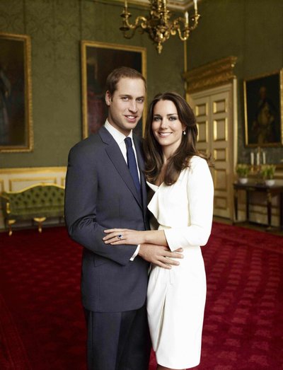Kate ja William 2010. aasta sügisel pärast kihlusuudise avalikustamist.