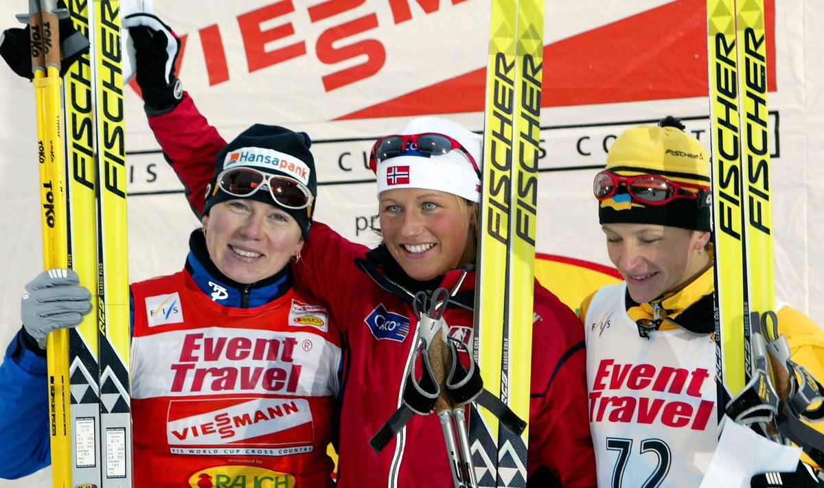Vibeke Skofterud (keskel) 2003. aastal Kuusamos peale 10 km distansti läbimist. Kristina jäi toona kolmandaks.