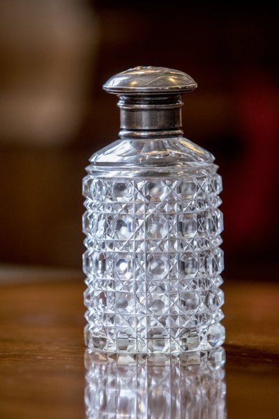 Klaasist lõhnaõlipudel. 20. sajand lubas naistel end rohkem lõhnastama hakata. Tualettvee pudel sajandi algusest. Idla antiigist.