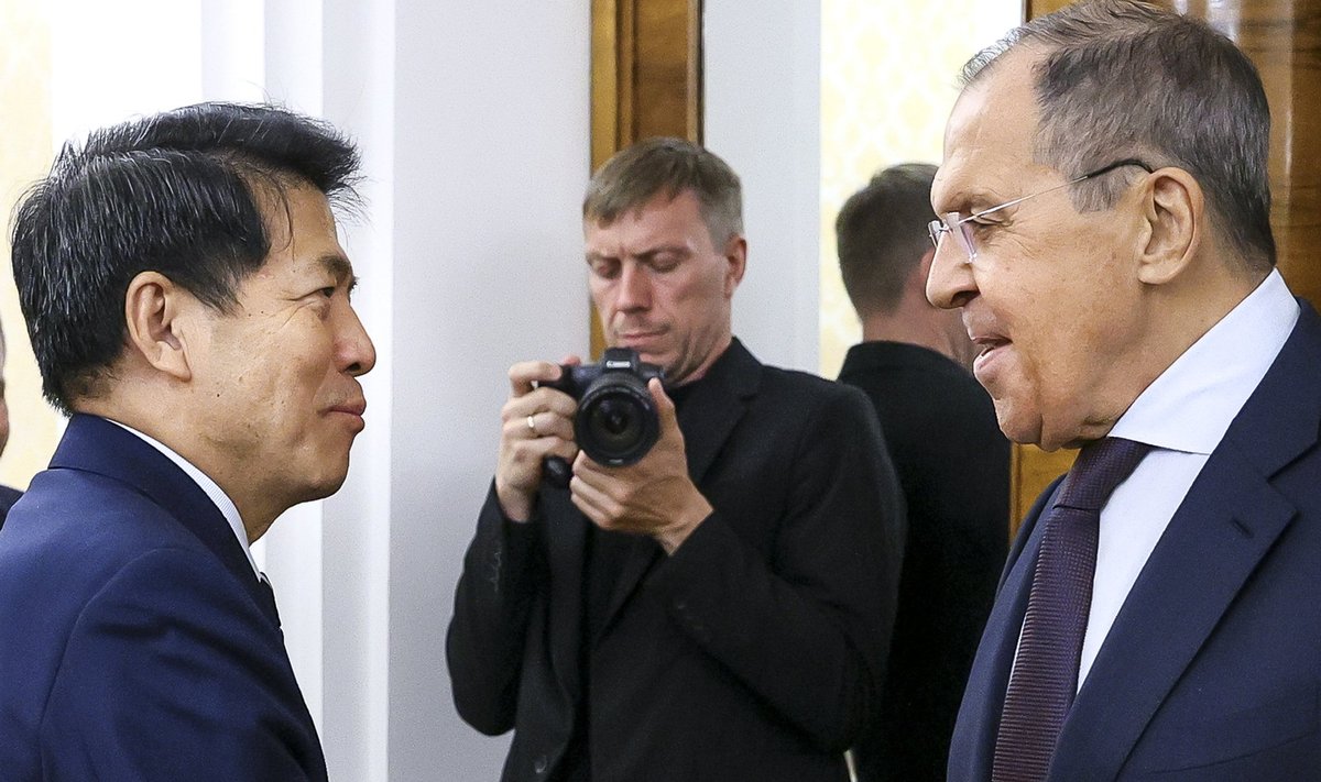 Министр иностранных дел России Сергей Лавров встречается со специальным представителем правительства Китая по Евразийскому региону Ли Хуэем в Москве, Россия. 26 мая 2023 года.