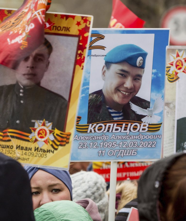 9. mail kanti Burjaatia pealinnas Ulan-Udes "Surematu polgu" marsil ka Ukraina sõjas hukkunute pilte. Paljudes burjaadi peredes on sõtta läinud noored mehed kangelased, sest läksid perele raha teenima ja fašismiga võitlema.