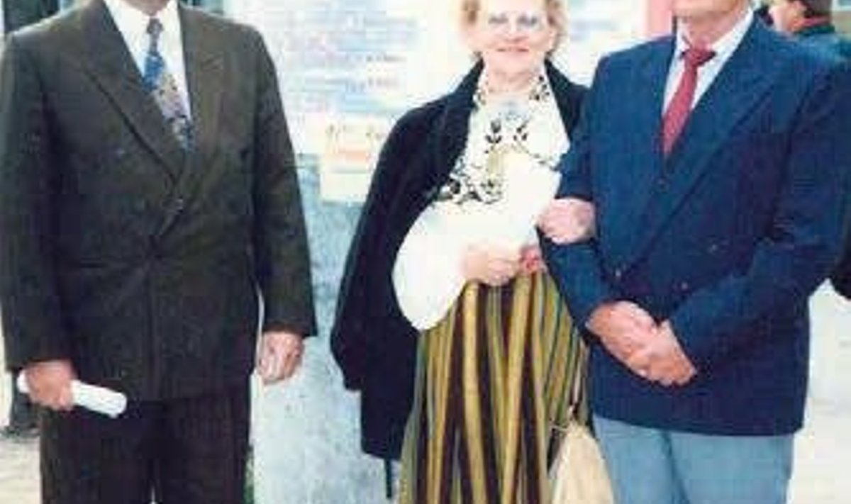 Mall Võhandu VII Pandivere päeval koos volikogu esimehe Olev Liblikmanni ja Soome sõprusvalla Hausjärvi delegatsiooni juhi Vilho Vanhaneniga 28. mail 1994. a. Foto: Ekke Võhandu