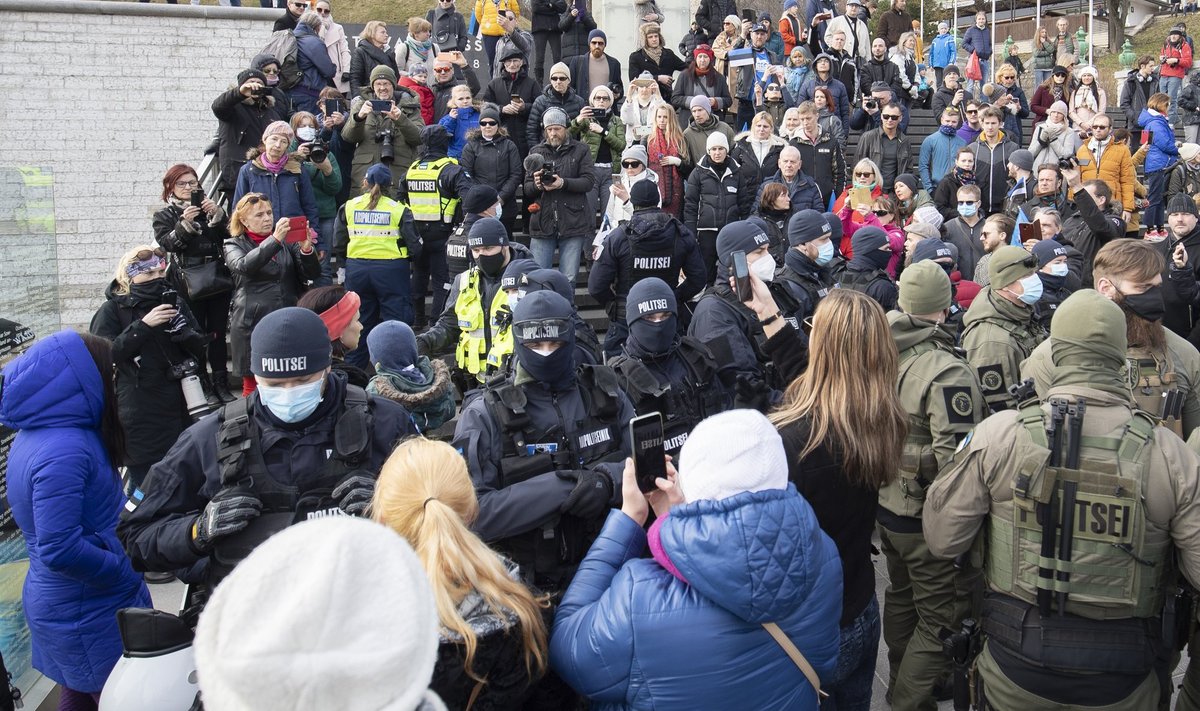 Politsei rahumeelsete meeleavaldajate keskel