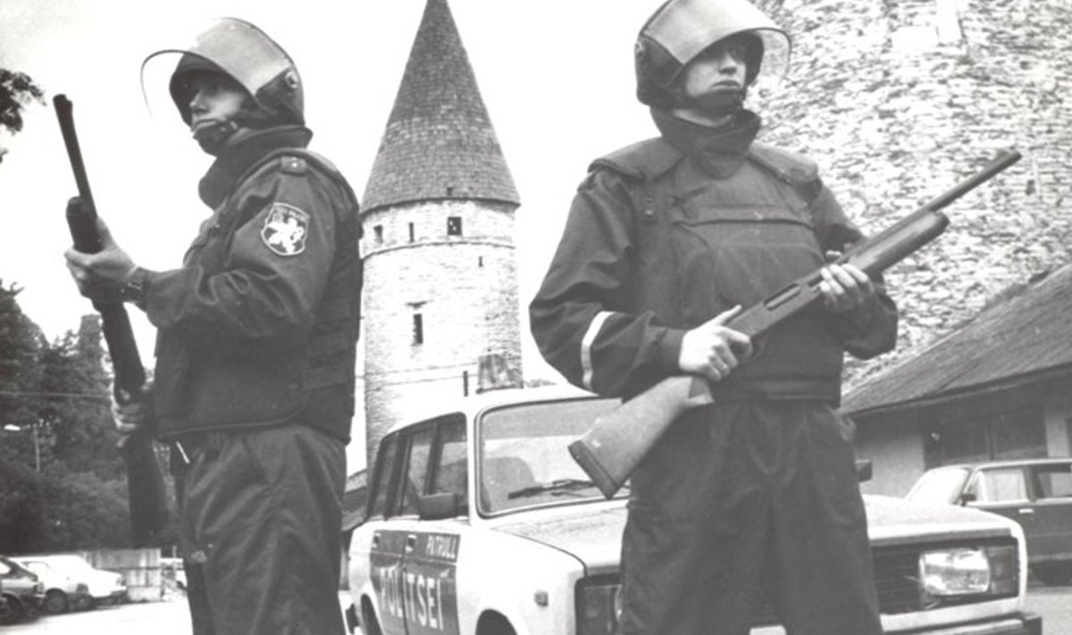 Eesti politsei taasloomisel 1991. aastal tehti politseinikele mõõtude järgi esimesed politseivormid.