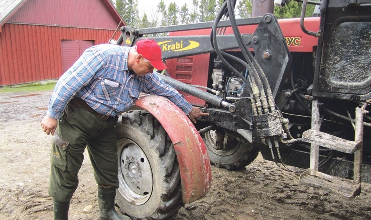 Vassili Padumäe Belarussil on juba kümmekond aastat ees laadur, mis varjab traktori tehasenumbri. Sel aastal masinat ülevaatusel sellisel kujul enam läbi ei lastud ja mehel tuleb traktori tehasenumber nähtavale tuua.
