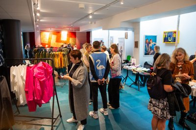 Eesti disaini meeskond viis Helsingisse saalitäie värsket rõiva-, ehte- ja tarbekunstiloomingut.