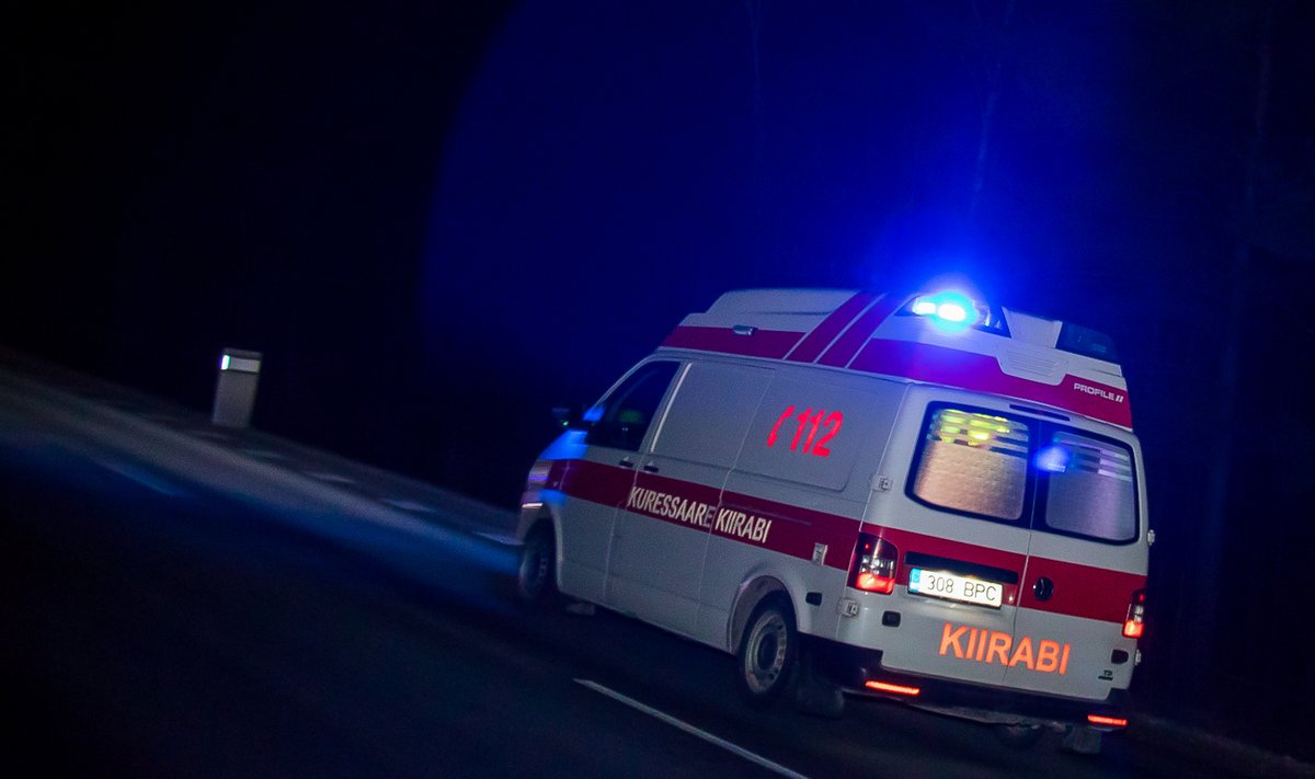 31.03.2018 kell 20.47 avastati, et Saare maakonnas Reo külas Risti-Virtsu-Kuivastu-Kuressaare maantee 132. kilomeetril, keset teed seisab sõiduauto Ford Mondeo, mida juhtis alkoholijoobes 46-aastane mees. Esmase informatsiooni põhjal  mootorsõidukit juhtinud isik selgitas, et  tema kõrval istus  28-aastane naine kes teadmata põhjusel lahkus sõidukist sõiduajal. Sõidukist 361m kaugusel vasakul pool rohusel pinnal leiti teadvuseta naisterahvas. Isik toimetati kiirabi poolt  Kuressaare haiglasse, kus ta hiljem saadud vigastustesse suri. Liiklusõnnetuse täpsemad asjaolud on selgitamisel.