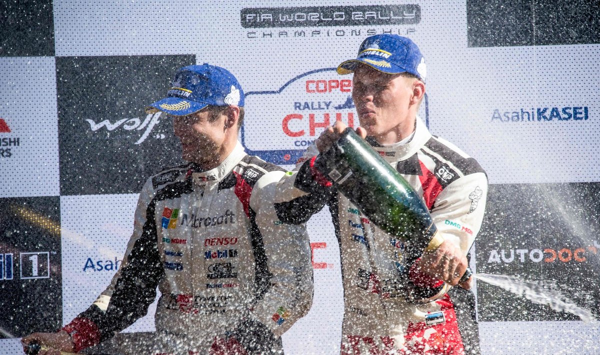 Ott Tänak ja Martin Järveoja tähistamas Tšiili ralli võitu.