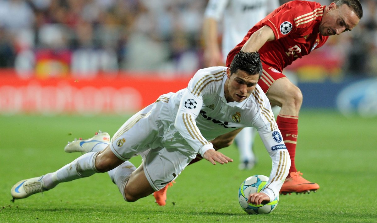 Cristiano Ronaldo ja Franck Ribery madistamas palli pärast
