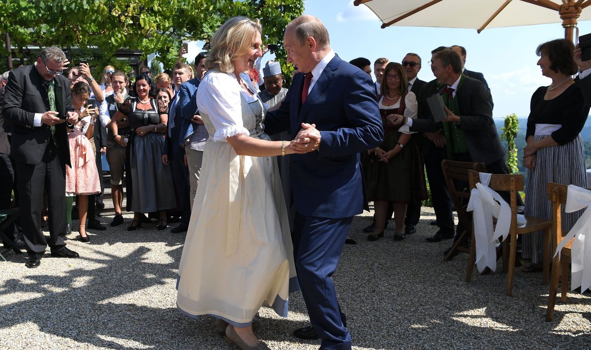 VANAD SÕBRAD: Putiniga sai hästi läbi ka tollane Austria välisminister Karin Kneissl. Pildil tantsib ta Putiniga oma pulmas.