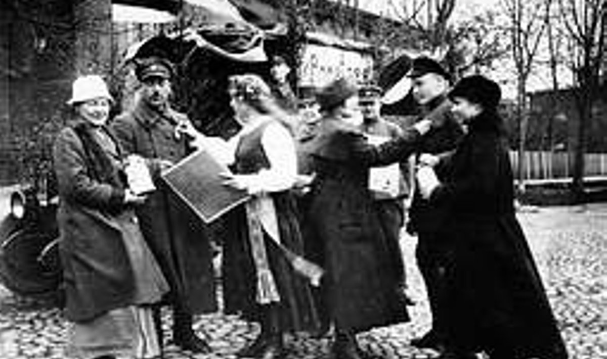 ANNETAGE HAAVATUILE! Jaanuaris 1919 loodud Eesti Punase Risti õlul oli Vabadussõja päevil suur töö – rajati 16 sõjaväehaiglat, organiseeriti haavatute vedu ja võideldi taudide vastu. Lisaks korraldati mitmesuguseid muid abiüritusi, nagu korjandusi haavatute heaks. See sügisel 1919 toimunud korjandus rõõmsameelsete neidude ja rahvuslippudega jäi ka fotole. fotod Eesti Filmiarhiiv