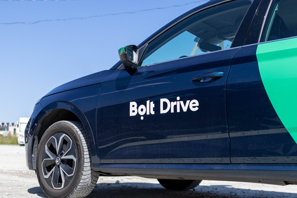 Парковка многоквартирного дома Пеэтри занята машинами Bolt Drive .  Расстроенный житель: „Мне приходится везти авто на платную стоянку!“ -  Delfi RUS