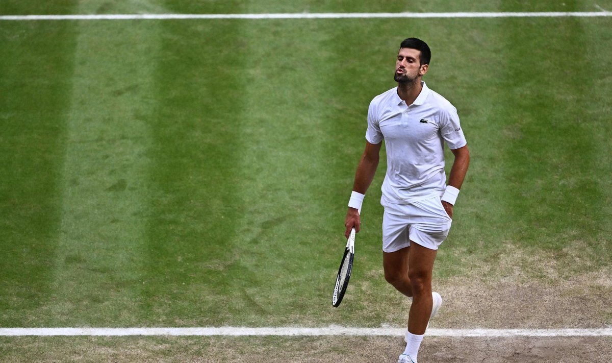 Novak Djokovic sai Wimbledoni finaalis reketi puruks löömise eest karistada.
