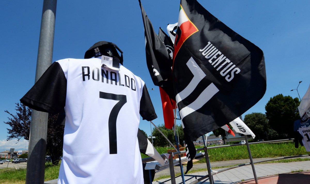 Mitteametlikud müüjad parseldavad fännidele Itaalias juba Ronaldo nime ja numbriga Juventuse särke
