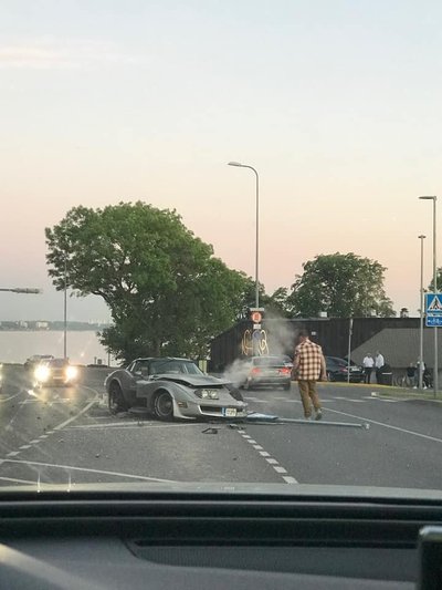 Noa restorani juures sõitis eile joobetunnustega juht kortsu Chevrolet Corvette