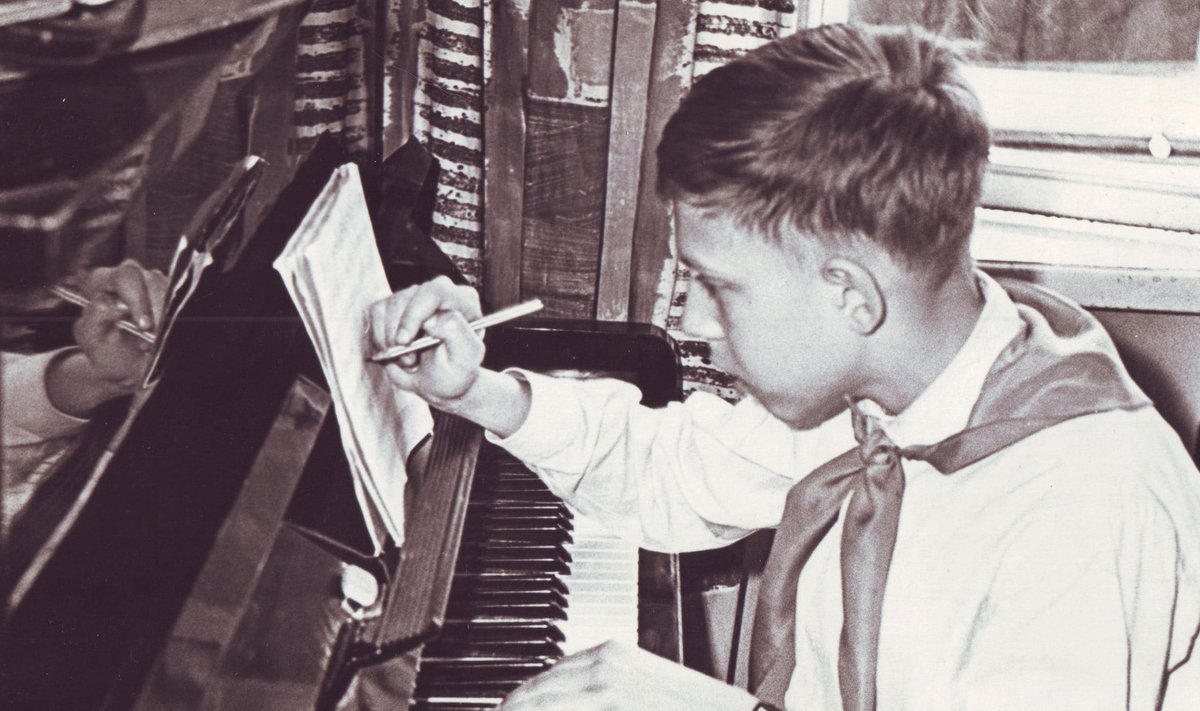 TEOS SÜNNIB: Noor Rannap klaveri taga komponee­rimas. Pioneeri­kaelarätt pandi kaela fotograafi nõudmisel.