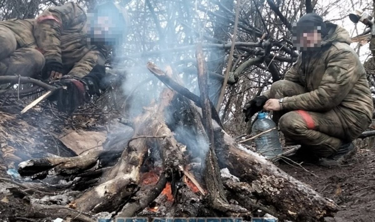 SEMUDEGA LÕKKE ÄÄRES: Nii allkirjastati see mõni päev tagasi ühismeedias avaldatud foto Pihkva õhudessantdiviisi võitlejatest. Nagu näha, on eriväljaõppega langevarjurid mandunud Ukraina lõunarindel mudas müttavateks jalaväelasteks.