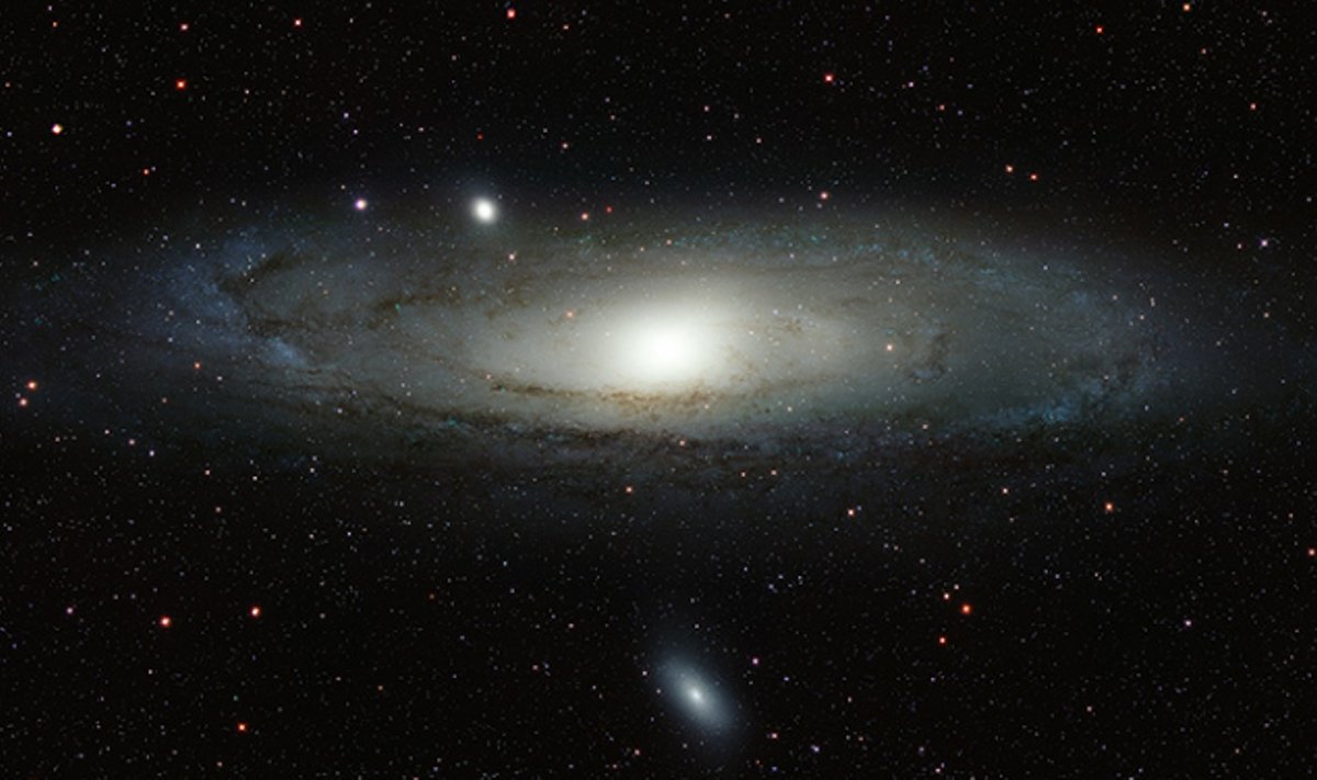 Andromeeda udukogu tsentrist vasakul asuv kompaktne kaaslane M32 ning pildi allosas asuv suurem kaaslane M110. Foto SDSS, Taavi Tuvikene, Elmo Tempel
