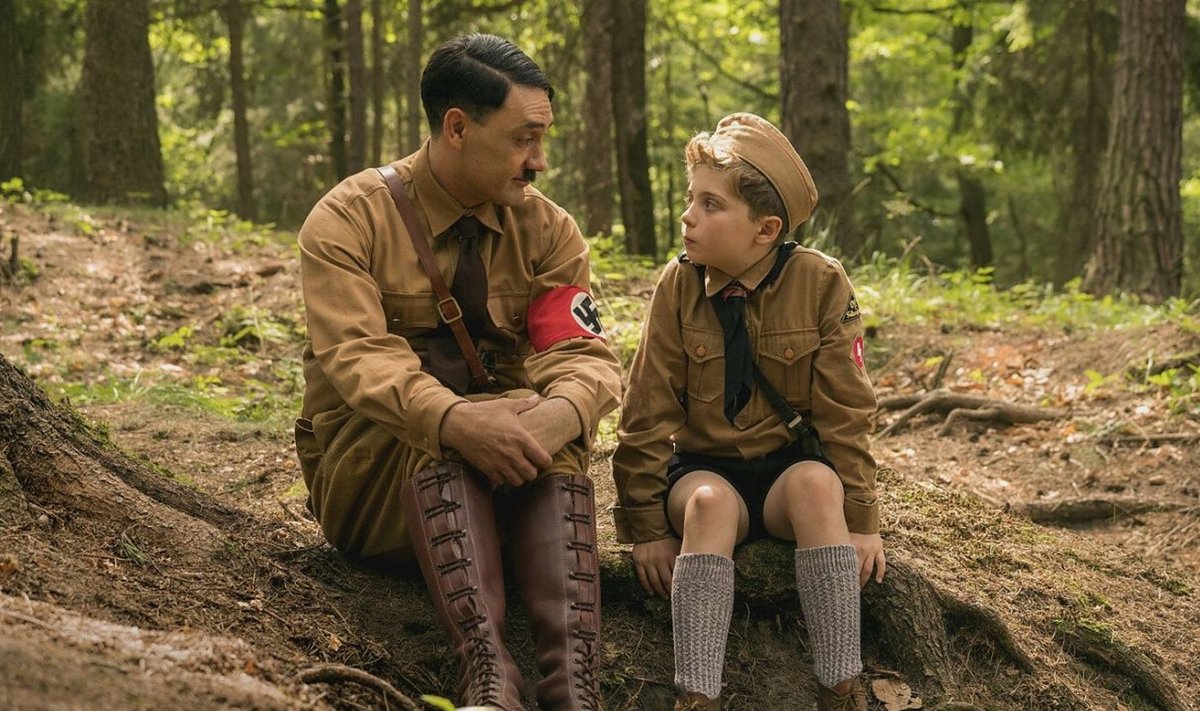 KAKS NATSI: 10aastane Jojo (Roman Griffin Davis, paremal) unistab saada kõigi aegade parimaks noorhitlerlaseks, kes leiab alati tuge oma kujuteldavalt sõbralt, kelleks pole ei keegi muu kui Hitler (Taika Waititi) isiklikult...