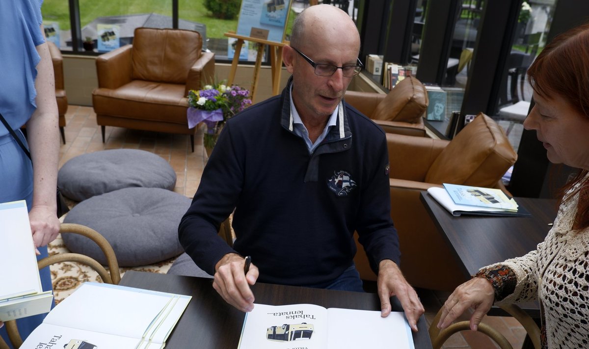 AUTOGRAMMITUND Viktor Siilats jagamas autogramme oma lasteraamatu „Tahaks lennata...“ esitlusel.