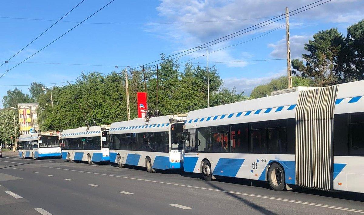 FOTO | Mustamäel langesid raskeveoki tõttu maha trolliliinid, liiklus oli  häiritud - Delfi