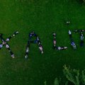 PÄEVA KLÕPS: Lahe ettevõtmine! Tallinna Prantsuse lütseumi õpilased tegid drooniga isikupärase klassipildi