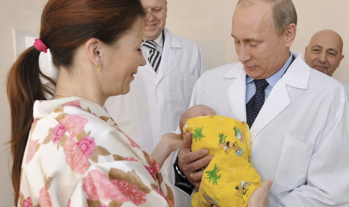 Vladimir Putin 2011. aastal Kaliningradi sünnitushaiglas. 