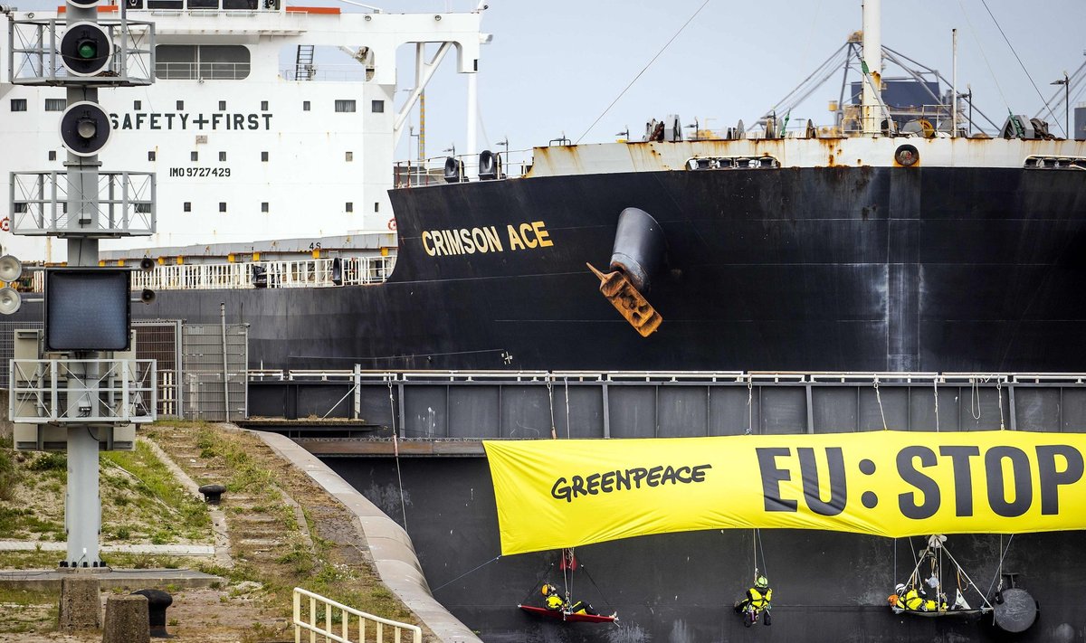 Vabatahtlikud Euroopast ja Brasiiliast ning Greenpeace Hollandi aktivistid blokeerivad 11. mail 2022 IJmuidenis lüüsiväravaid ja laeva Crimson Ace juurdepääsu Amsterdami sadamasse.