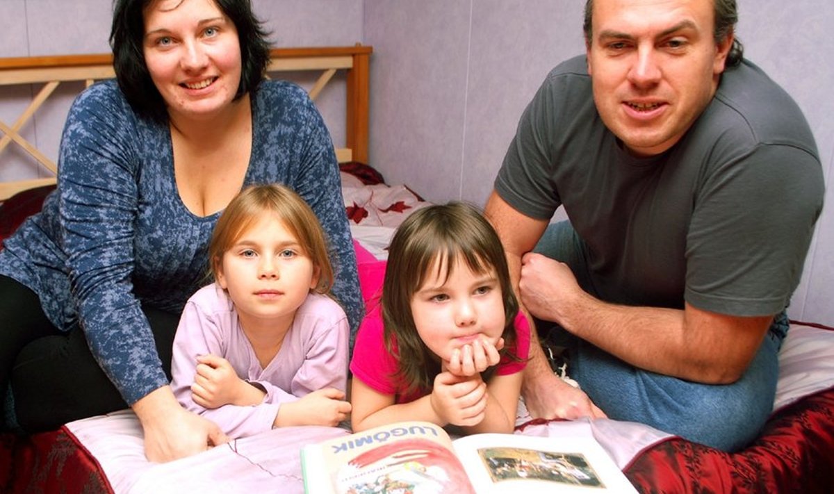 Kalmer Vodile ning tema lastele Kirke Leele (vasakul) ja Kleerile on haani keel esimene, mille nad on omandanud, kirjakeelt on tundma õpitud alles hiljem. Mehe ja laste kõrvalt on haani keelt kõnelema õppinud ka pereema Egle Vodi. FOTO: MIRJAM NUTOV