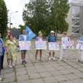 „Почему в нашей стране строится такое количество баз НАТО?“ – задаются вопросом члены партии Koos на митинге в поддержку Айво Петерсона в Нарве 