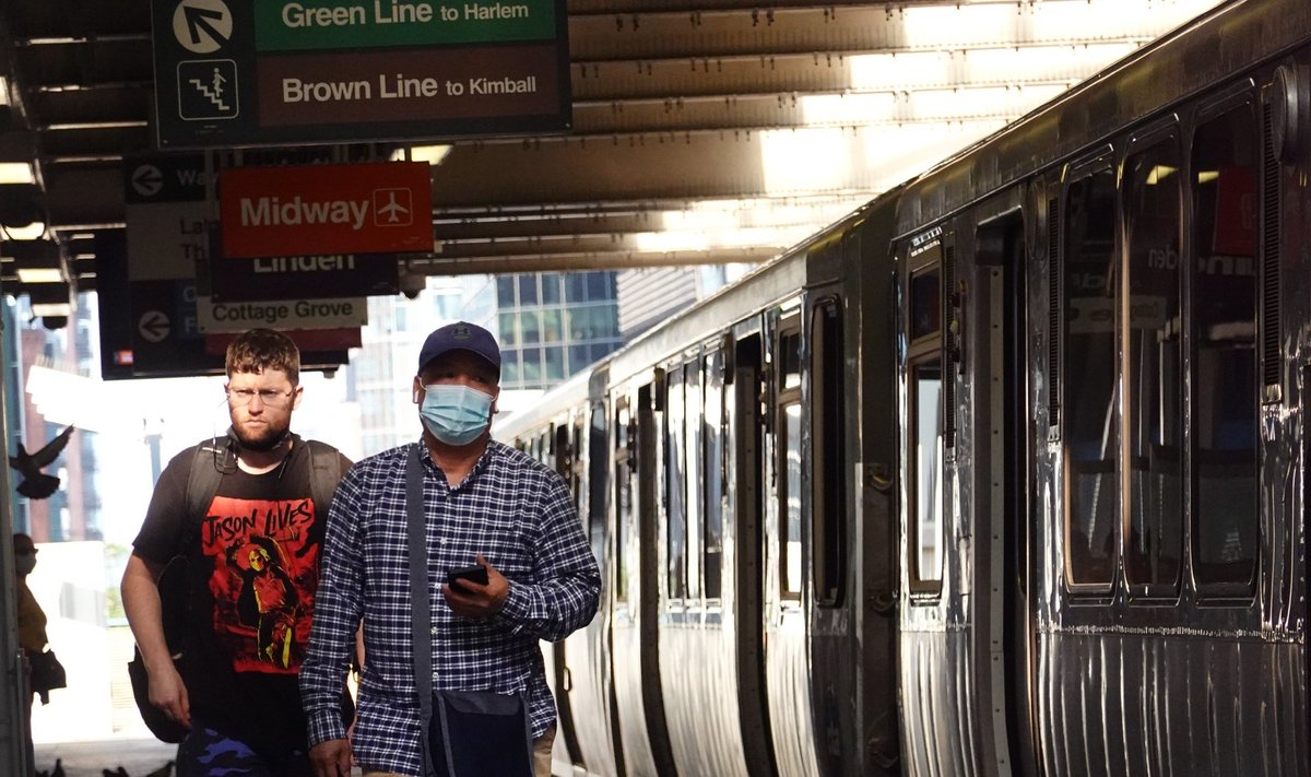 Maskiga ja maskita reisija Chicago metroos