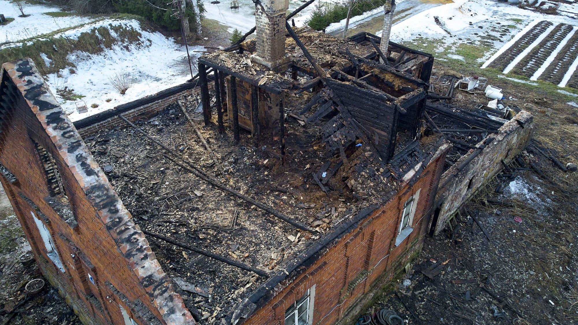 ФОТО | В дом, где на выходных в пожаре погибли три человека, спасатели  приходили не раз - Delfi RUS