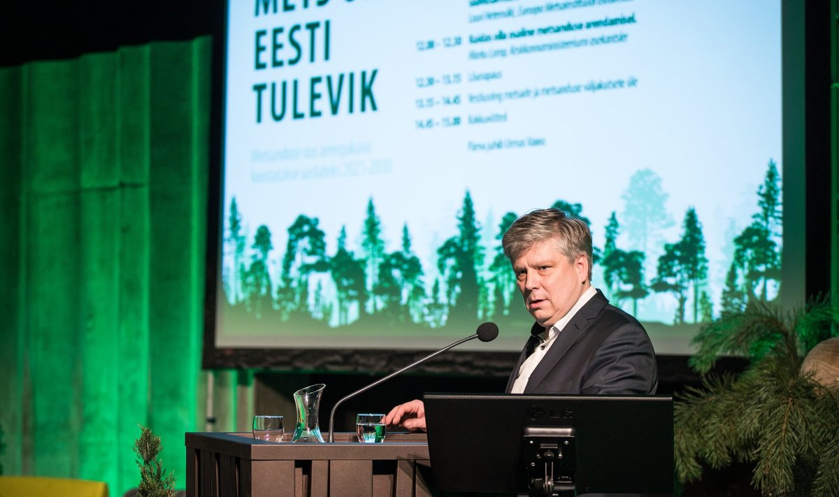 Keskkonnaministeeriumi metsanduse uue kümnendi arengukava koostamise avaüritus, kõnepuldis on minister Siim Kiisler. Homme tutvustatakse, missugused on arengukava koostamise üldeesmärgid ja metsanduse probleemid.