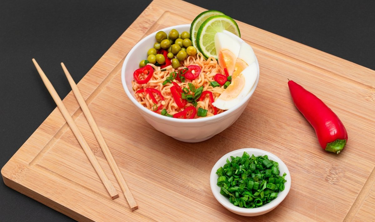 Beautiful,Noodle,Dish,With,Green,Pea,,Eggs,,Red,Hot,Pepper,