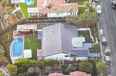 Matthew Perry Los Angelese kodu. Valge telgi tema mullivanni juurde on püstitanud uurijad.