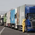 Veoautojuhid: Poola piiril seisab kaubavedu, takistatud on ravimite ja muu esmavajaliku transport Eestisse