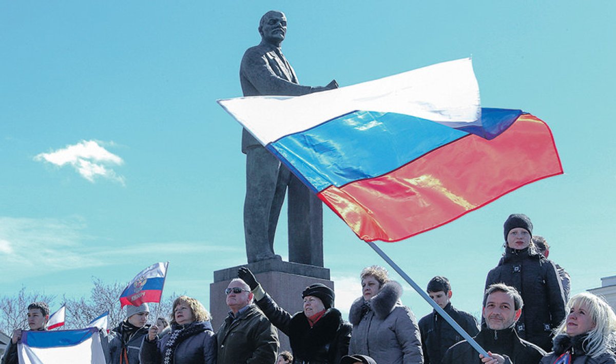 Venemeelsed krimlased rõõmustasid eile Simferopolis referendumi tulemuste üle.