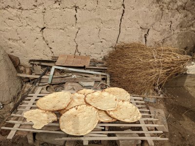 Valminud leivad asetatakse restile jahtuma.