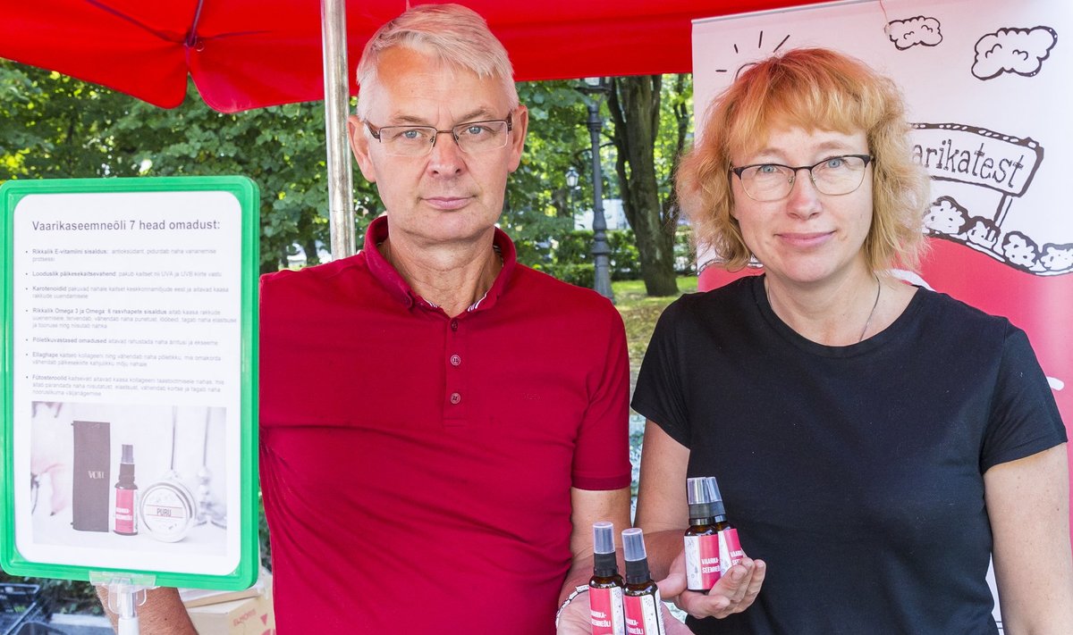 Raivo Teder ja Kadri Kalmus müüsid la upäeval Tartus Maarjalaadal vaarikaseemneõli 12 eurot pudel.