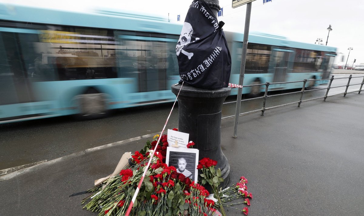 ISETEKKINUD MÄLESTUSMÄRK: Peterburis plahvatuses surma saanud Vladlen Tatarski hukkumispaiga ette on tekkinud mälestusmärk, kuhu inimesed on toonud lilli ja asetanud tänavaposti najale hukkunud blogija pildi.