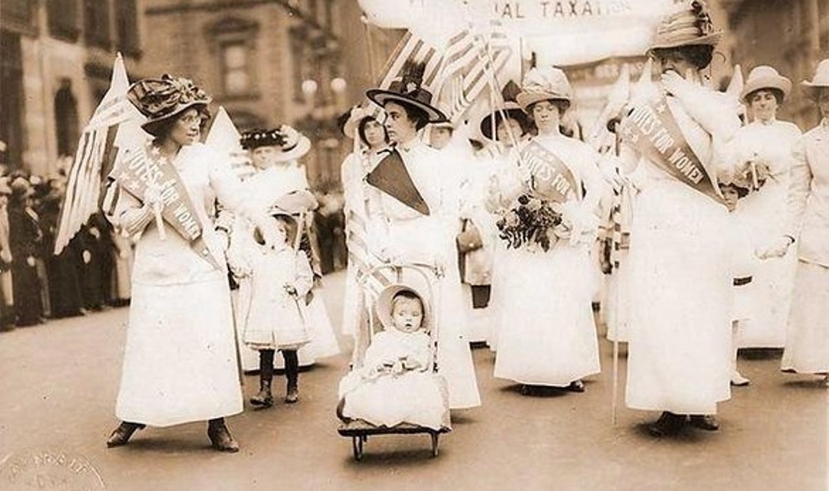 Feminism, 20. Sajandi mõjukamaid mõttevoole: Sufražettide paraad New Yorgis 1912.