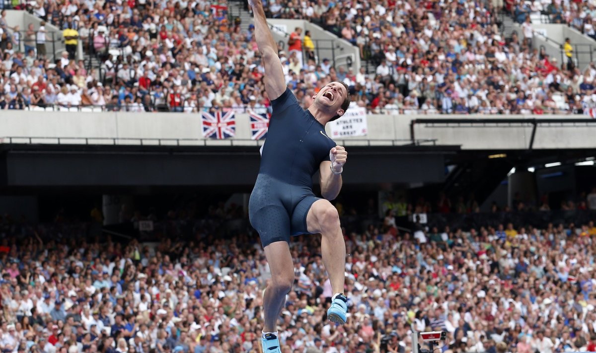 France's Renaud Lavillenie celebrates after setting the highest jump to win the men's pole vault at the London Diamond League 'Anniversary Games' athletics meeting in east London