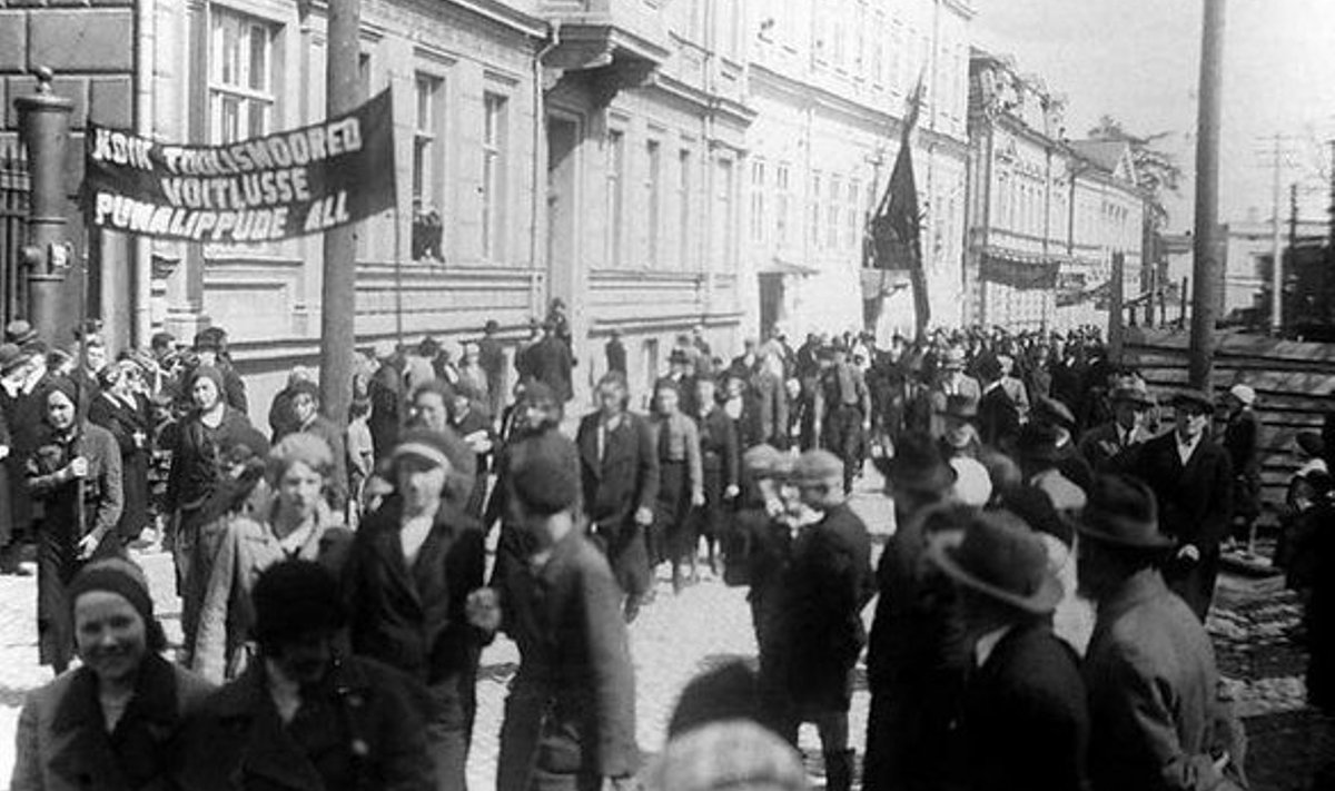 SOTSID MAIPARAADIL: Sel 1. mail 1933 Tartus toimunud rongkäigul võib marssijate seas näha ka Eesti noorsotsialistide liidu noorvalvurite mundri (hall särk punase lipsuga) kandjaid.