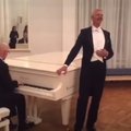 VIDEO | Lätis tekitavad elevust laulev peaminister ja teda klaveril saatev tervishoiuminister