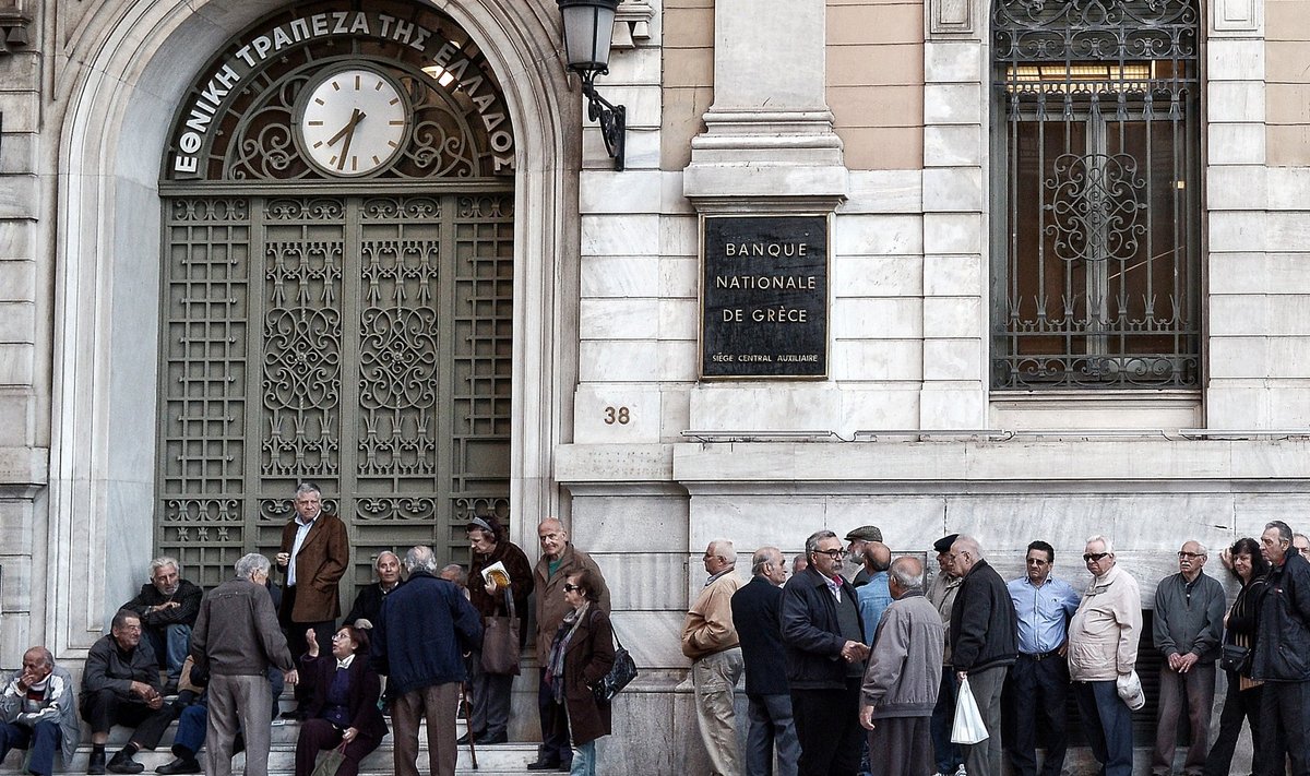 Eakad ateenlased riigi kontrollitava Kreeka Rahvuspanga ukse taga oma pensioniraha ootamas.