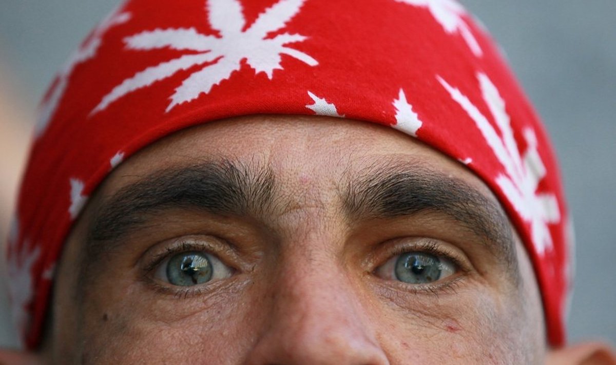 Meditsiinilistel põhjustel marihuaanat tarbiv mees. Foto: Justin Sullivan, AFP