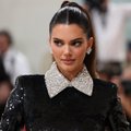 KUUMAD KLÕPSUD | Kendall Jenner poseeris luksusjahil napilt rindu varjavas kleidis