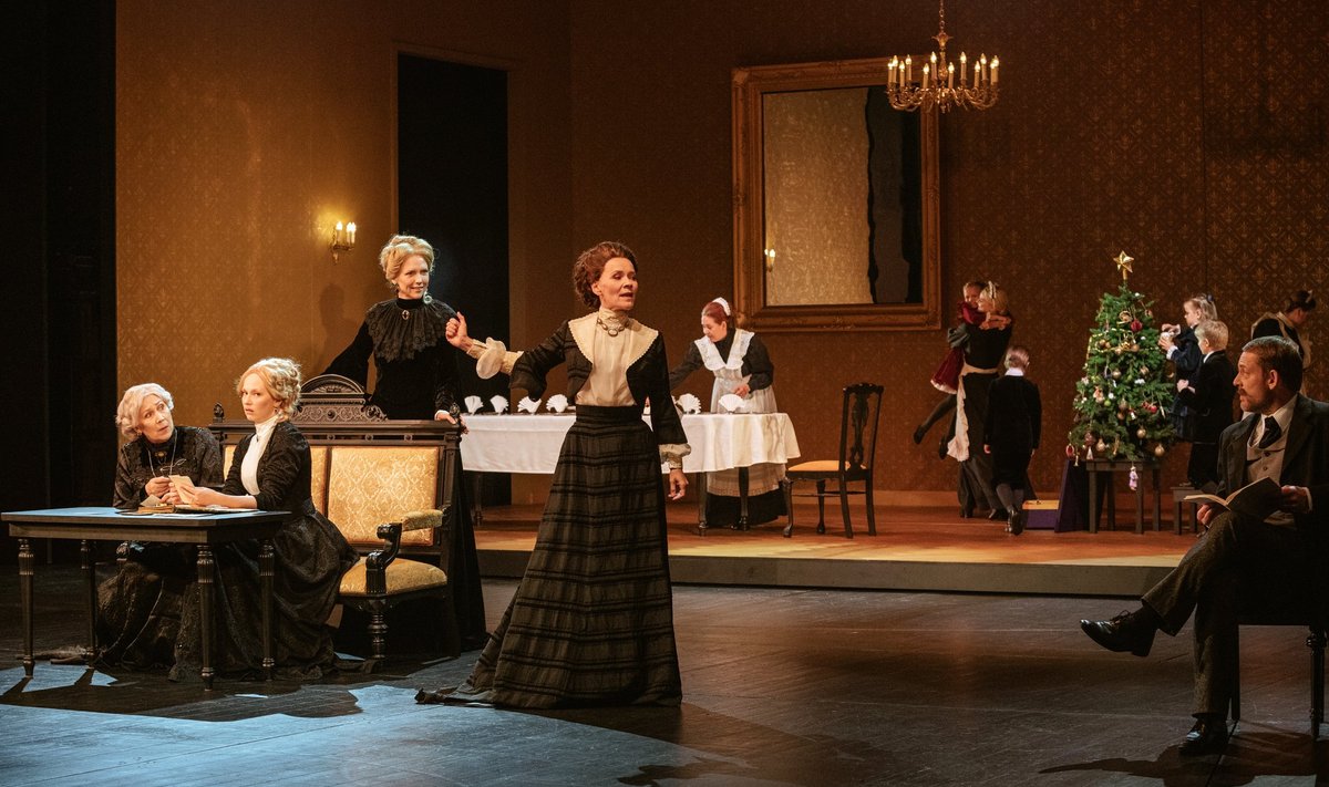 Jõuluõhtu Viinis 1899. aastal. Vanaema Emilia (Külliki Saldre), Wilma (Lena Barbara Luhse), Gretl (Ragne Pekarev), Eva (Maria Annus) ja Ludwig (Andres Mähar)
