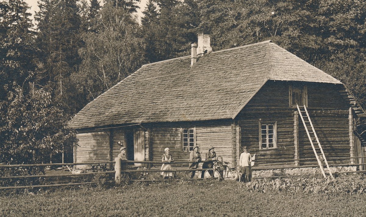 Roela metskonna metsavahi elumaja koos elanikega, 1932.