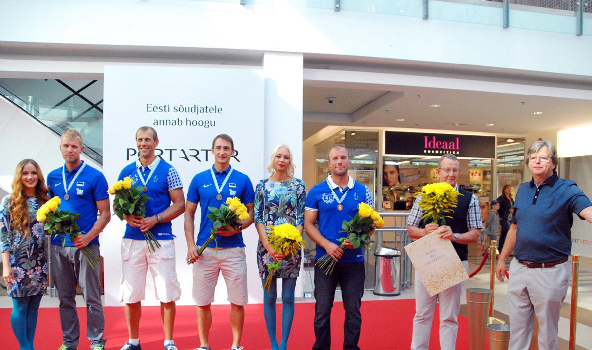 MM-i pronksi võitnud Eesti paarisaerulise neljapaadi võistkond pärnakate vastuvõtul 